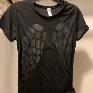 Small black Mjao Ran t-shirt with wing cutouts in the back